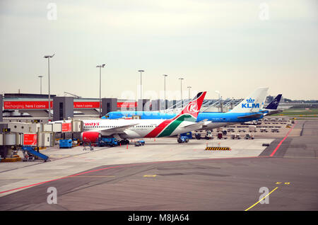 L'aéroport d'Amsterdam, Pays-Bas - Septembre 4th, 2017 : vue sur l'aéroport d'Amsterdam et de l'avion de Kenya Airways et KLM en attente Banque D'Images