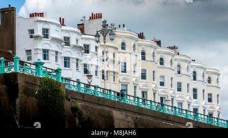 Rangée de grand classique de l'époque victorienne mitoyenne maisons en bord de mer surplombant Madère dur à Brighton Banque D'Images