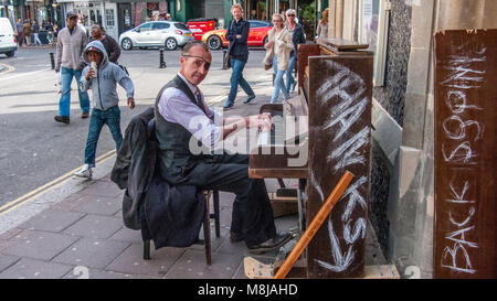 Un très talentueux pianiste jouant son piano droit mobile dans les ruelles de Brighton Banque D'Images