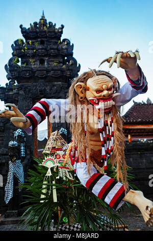 Rangda - démon-ogoh ogoh traditionnel au cortège rituel de terribles monstres - Ngrupuk, qui a lieu en soirée du jour Nyepi - avant qu'un silence Banque D'Images