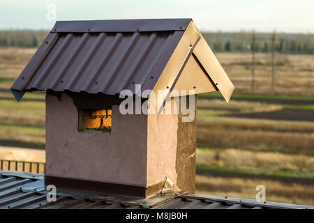 Close-up d'une nouvelle cheminée construite sur un toit de maison en construction. Bâtiment inachevé, de réparation et de rénovation. Banque D'Images