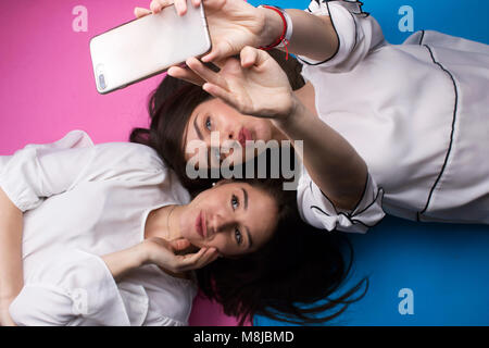 Deux beaux selfies young girl making Banque D'Images