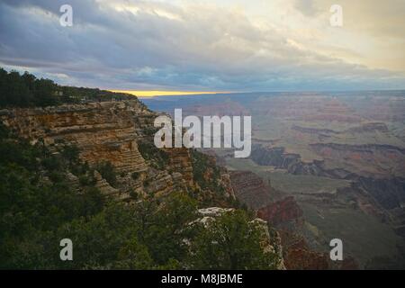 Le Parc National du Grand Canyon, AZ, USA : des couleurs d'un coucher de soleil sur le Grand Canyon sous un ciel nuageux. Vu de Mather Point, sur le bord sud. Banque D'Images
