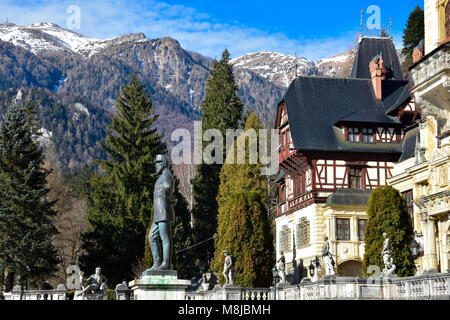 Sinaia, Roumanie. 04 février, 2017. Statue du Roi Carol I. Jardins du Château de Peles Banque D'Images