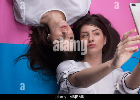 Deux beaux selfies young girl making Banque D'Images