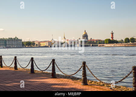 Neva remblais sur un beau matin d'été, Saint-Pétersbourg, Russie Banque D'Images