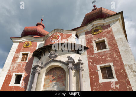 BANSKA Stiavnica, Slovaquie - 28 septembre 2017 : l'église supérieure du Calvaire contre ciel nuageux, construit en 1754 - 1757. C'est le plus important ca Baroque Banque D'Images