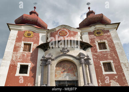 BANSKA Stiavnica, Slovaquie - 28 septembre 2017 : l'église supérieure du Calvaire contre ciel nuageux, construit en 1754 - 1757. C'est le plus important ca Baroque Banque D'Images