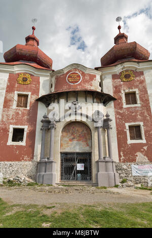 BANSKA Stiavnica, Slovaquie - 28 septembre 2017 : l'église supérieure du Calvaire contre ciel nuageux, construit en 1754 - 1757. C'est le plus important ca Baroque Banque D'Images