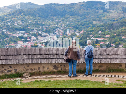 BANSKA Stiavnica, Slovaquie - 28 septembre 2017 non reconnu : touristes admirer la vue depuis le Calvaire sur la vieille ville. C'est un complètement prese Banque D'Images