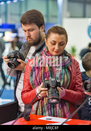 KIEV, UKRAINE - 08 octobre 2017 : les essais photographiques professionnels visiteurs sur stand Canon au cours de l'ECO 2017, le plus grand consommateur electronics Banque D'Images