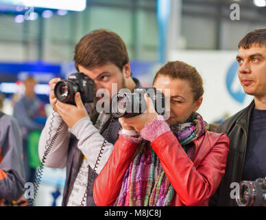 KIEV, UKRAINE - 08 octobre 2017 : les visiteurs professionnels non reconnus à l'essai d'appareils photographiques sur stand Canon au cours de l'ECO 2017, le plus grand electron Banque D'Images