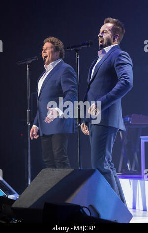 Michael Ball et Alfie Boe live sur scène durant la tournée ensemble à l'Eventim Apollo, Hammersmith, Londres. Banque D'Images