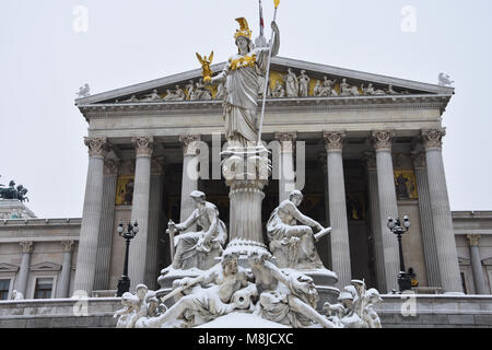 Vienne, Autriche. Le 1 février 2017. Bâtiment du Parlement autrichien (Parlamentsgebaude) et la fontaine d'Athena (Pallas-Athene-Brunnen) Banque D'Images