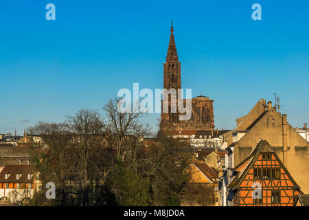 Rues de la région de Strasbourg avec la cité médiévale cathédrale Notre Dame sur une journée ensoleillée, copie grand espace, Strasbourg, France. Banque D'Images