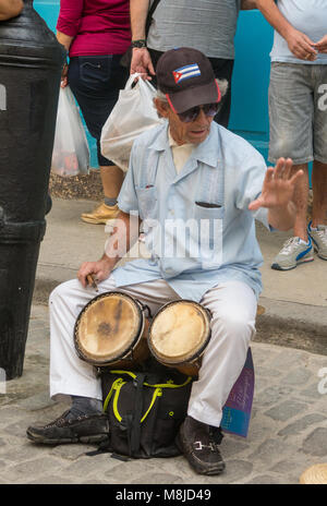 Musicien de rue effectuer pour les touristes et des conseils dans la Vieille Havane, La Havane, Cuba Banque D'Images