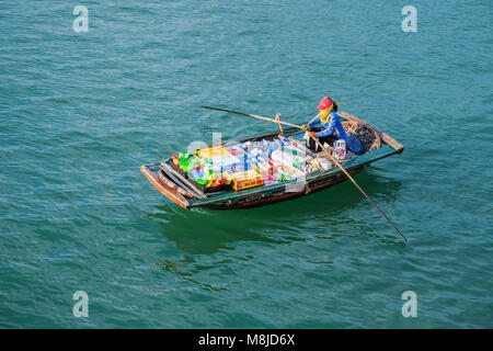 Halong, Vietnam, 15 mai 2017 : Marché flottant, la baie d'Ha Long, Vietnam. Femme vend des boissons et des collations à partir de bateau, la baie d'Halong. Vente de biens marchands. Asi Banque D'Images