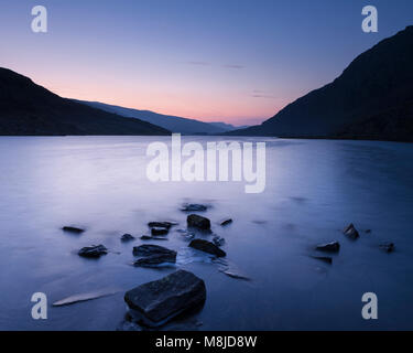 Llyn Ogwen à l'aube, Snowdonia, le Nord du Pays de Galles Banque D'Images