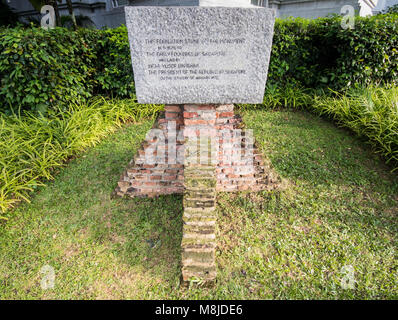 Première pierre du monument en hommage aux premiers fondateurs de Singapour, près de l'hôtel Fullerton, Singapour Banque D'Images