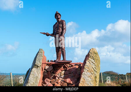 La statue d'un mineur d'étain de Cornouailles par le sculpteur colin caffell dans le jardin du souvenir à l'ancien geevor tin mine de pendeen, Cornwall, Angleterre, Grande-Bretagne, u Banque D'Images