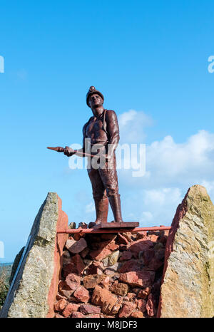 La statue d'un mineur d'étain de Cornouailles par le sculpteur colin caffell dans le jardin du souvenir à l'ancien geevor tin mine de pendeen, Cornwall, Angleterre, Grande-Bretagne, u Banque D'Images