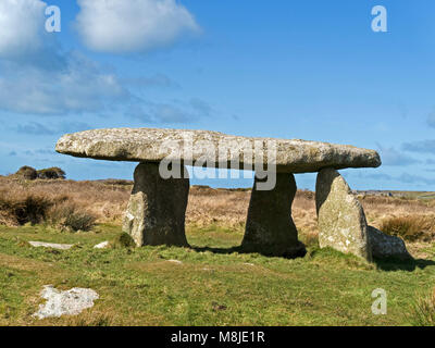 Lanyon Quoit (également connu sous le nom de table) du géant de pierres anciennes long barrow chambre funéraire près de Madron, Cornwall, England, UK Banque D'Images