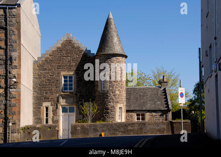 Maison en pierre avec tour ronde et toit conique, Oban, Scotland Banque D'Images