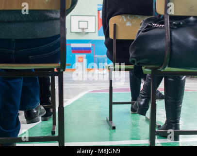 Kazan, Russie - 18 Marth, 2018 - Élections présidentielles en Russie - bureaux de vote dans la construction de la salle de sport de l'école secondaire Banque D'Images