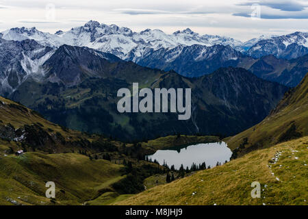 Lake dans le Seealpsee paysage de montagne des Alpes au-dessus de l'Allgau Oberstdorf, Allemagne. Banque D'Images