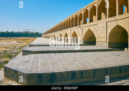 Si-O-se-pol (pont Allahverdi Khan) est l'un des célèbres ponts de la rivière Zayandeh médiéval, situé dans le centre historique d'Isfahan, Iran. Banque D'Images