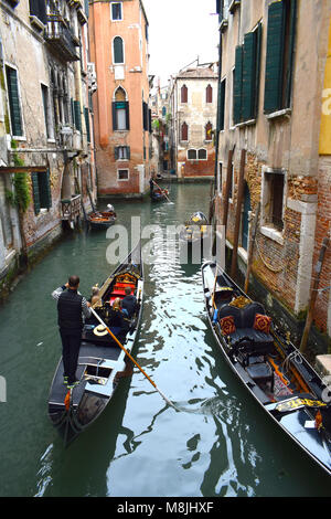 Les gondoles et gondoliers sur le Grand Canal, Venise, Italie Banque D'Images