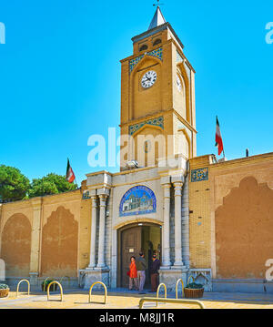 ISFAHAN, IRAN - octobre 20,2017 : La porte d'entrée et la tour de l'horloge de la Cathédrale Saint Sauveur apostolique arménienne (Surb Vank Amenaprkich), situé à n Julf Banque D'Images