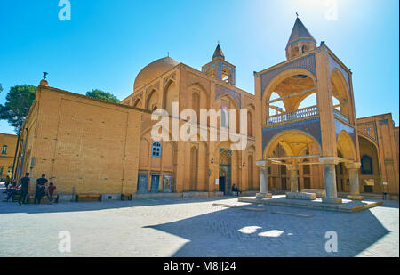 ISFAHAN, IRAN - octobre 20,2017 : Panorama de la Cathédrale Saint Sauveur (Surb Vank Amenaprkich) avec son clocher séparé, debout sur des colonnes et déco Banque D'Images