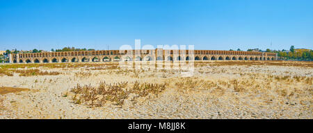 Vue panoramique sur la cité médiévale voûtée en briques Si-O-se-pol, pont au-dessus de la rivière Zayandeh asséchés, Isfahan, Iran. Banque D'Images