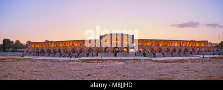 ISFAHAN, IRAN - 20 octobre 2017 : La soirée panorama du pont Khaju du taris bas de la rivière Zayandeh, le 20 octobre à Isfahan. Banque D'Images