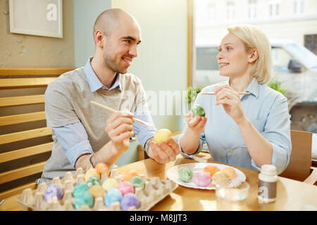 Couple painting oeufs Banque D'Images