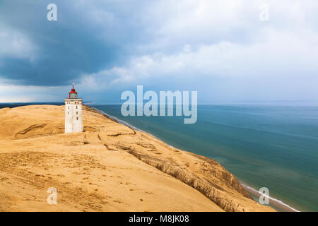 Phare sur Rabjerg mile sur la côte danoise avec de gros nuages dans le ciel Banque D'Images