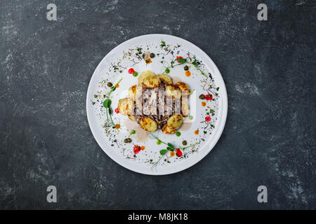 Boeuf Stroganoff aux champignons, avec des champignons et les galettes de pommes de terre. Banque D'Images