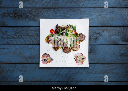 Salade de veau grillé, mélanger les légumes et la compote de pomme. Banque D'Images