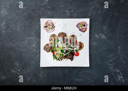 Salade de veau grillé, mélanger les légumes et la compote de pomme. Banque D'Images