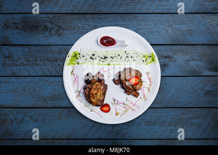 Foie gras sur médaillons de veau aux aubergines sucré. Banque D'Images