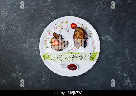 Foie gras sur médaillons de veau aux aubergines sucré. Banque D'Images