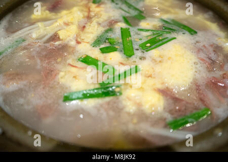 Soupe de queue de boeuf coréen avec oeuf consomme habituellement avec du riz et d'autres plats Banque D'Images