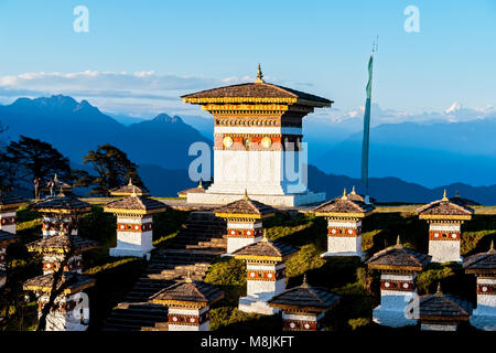 Coucher du soleil sur l'Himalaya Dochula Pass avec en arrière-plan - Bhoutan Banque D'Images