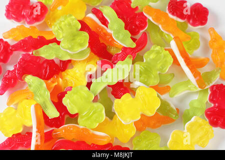 Tas de bonbons gommeux colorés en forme d'animaux - close up Banque D'Images