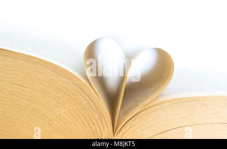 Réservez avec ouvert pages de forme de coeur isolé sur fond blanc. Lire l'amour concept. Symbole de la connaissance. Journée du livre. Banque D'Images