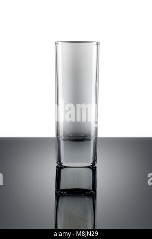 Verre à cocktail vide sur un fond blanc