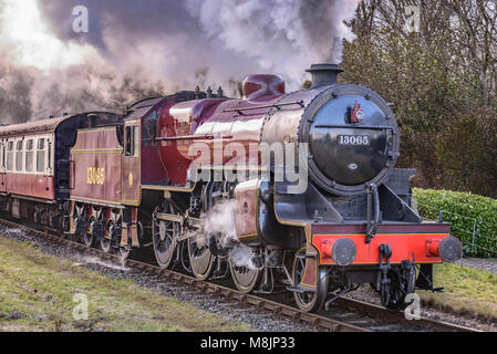 La locomotive à vapeur Mogul Le crabe est représenté sur l'East Lancashire Railway à Irwell Vale s'arrêter. Banque D'Images