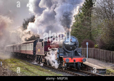 La locomotive à vapeur Mogul Le crabe est représenté sur l'East Lancashire Railway à Irwell Vale s'arrêter. Banque D'Images