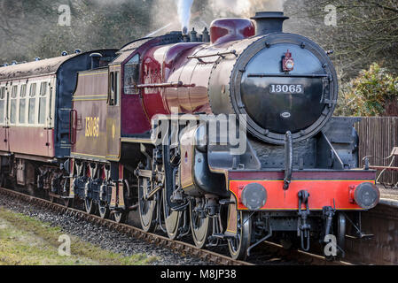 La locomotive à vapeur Mogul Le crabe est représenté sur l'East Lancashire Railway à Irwell Vale s'arrêter. Banque D'Images